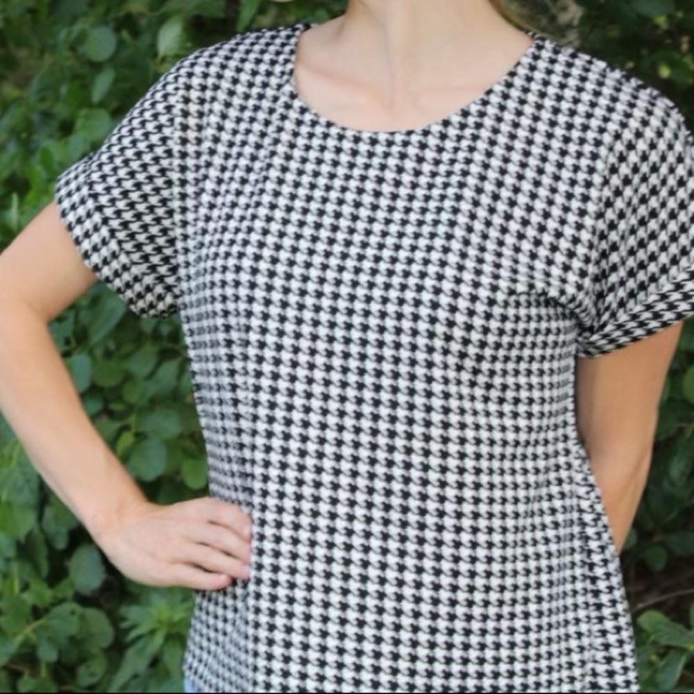 Women black and white shirt cuffed short sleeve zipper back detail